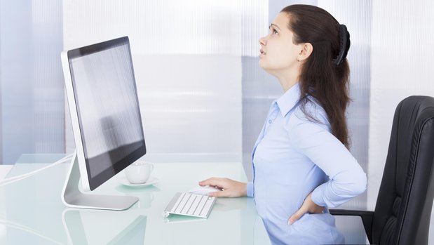 Dor nas costas enquanto trabalha? Preparamos algumas dicas para evitar o problema! 
